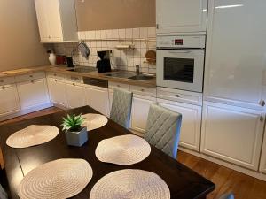 a kitchen with a table with four chairs and an oven at 4 Schlafzimmer Apartment in Neustadt