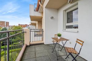 ディーツェンバッハにあるMONTEUR - Unterkunft für bis zu 6 Personen in 63128 Dietzenbach - OF03のバルコニー(椅子2脚、テーブル付)、窓が備わります。