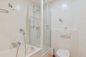 ディーツェンバッハにあるMONTEUR - Unterkunft für bis zu 6 Personen in 63128 Dietzenbach - OF03のシャワーとトイレ付きの白いバスルーム +6枚の写真