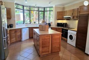 Køkken eller tekøkken på Villa G6 - Selborne Golf Estate