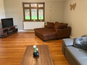 un soggiorno con un divano e un tavolino da caffè di 4 Schlafzimmer Apartment a Neustadt