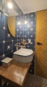 a bathroom with a sink with stars on the wall at Casa Li Tayrona in El Zaino +35 photos