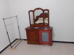 a mirror sitting on top of a dresser in a room at Un T1 CHARMANT in Sangalkam