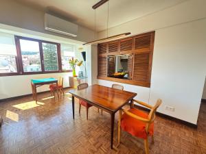 a dining room with a wooden table and chairs at Sesimbra Universal in Sesimbra