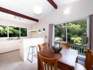 Η κουζίνα ή μικρή κουζίνα στο Rimu - Paihia Holiday Home