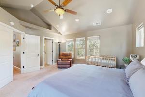 a bedroom with a bed and a ceiling fan at Sweet Vista in Groveland