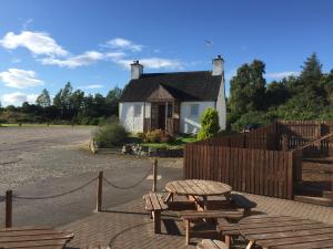 a house with a picnic table and a fence at The Shandwick Inn in Tain