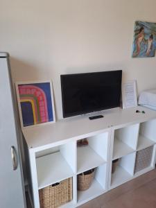 TV a/nebo společenská místnost v ubytování Estudio Daimús primera línea de playa