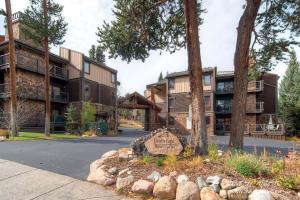 una señal de bienvenida frente a un edificio en Double Eagle A12 by Ski Country Resorts, en Breckenridge 18 fotos más