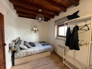 a bedroom with a bed and a window at Casa Rural Boni in Fuentemolinos