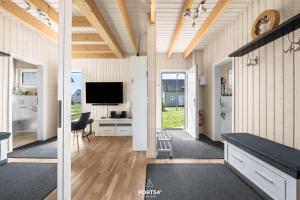 - deux vues sur un salon avec une télévision dans l'établissement Ferienhaus Meerweh Olpenitz, à Olpenitz