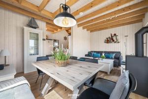 une salle à manger avec une table et des chaises en bois dans l'établissement Ferienhaus Meerweh Olpenitz, à Olpenitz