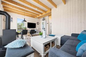 un salon avec un canapé et une table dans l'établissement Ferienhaus Meerweh Olpenitz, à Olpenitz 27 autres photos