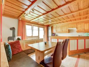 Cucina o angolo cottura di Apartment in Silbertal near Ski Lift