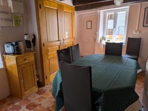 une salle à manger avec une table et des chaises vertes dans l'établissement Sous les Etoiles du Bugey, à Tenay 33 autres photos