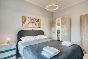 a bedroom with a bed with two towels on it at Villa Elysian Komi in Kómi