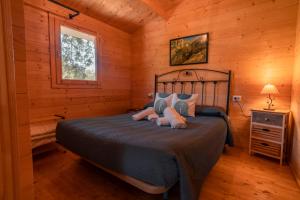 Postel nebo postele na pokoji v ubytování Cabaña Rural El Arbol near Setenil - Ronda con piscina + 34 fotografií