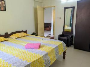 坎多林1 Bedroom apartment with Pool - Free Parking - Kitchen - Casa Stay的一间卧室配有一张床,床上铺有粉红色的毛巾 更多17张照片