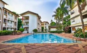 坎多林1 Bedroom apartment with Pool - Free Parking - Kitchen - Casa Stay的两栋建筑前的游泳池