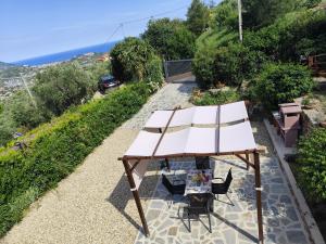 une table et des chaises assises sur une terrasse en pierre dans l'établissement La casa di Giada, appartamento a piano terra in villetta con aria condizionata, wi-fi e parcheggio gratuito, à Poggi