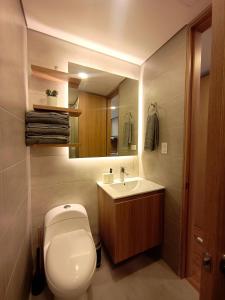 ボゴタにあるAH/ Loft vista Natural, Wifi 350 Mg, Bogotá Norteのトイレ、洗面台、鏡のあるバスルーム