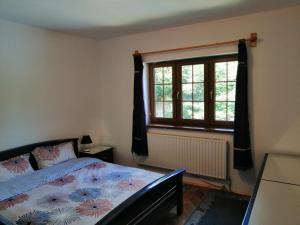 a bedroom with a bed and a window at Casa de vacanță Tarnița in Someşu Cald