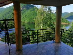 a balcony with a view of a lake at Casa de vacanță Tarnița in Someşu Cald