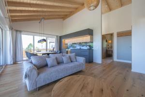 Ferienwohnung "Schlüchttalblick" mit privater Sauna, Ühlingen-Birkendorf في اولينغين-بيركيندورف: غرفة معيشة مع أريكة ومطبخ