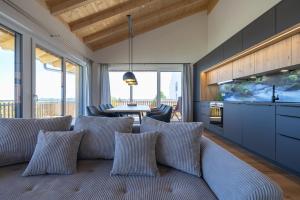 Ferienwohnung "Schlüchttalblick" mit privater Sauna, Ühlingen-Birkendorf في اولينغين-بيركيندورف: غرفة معيشة بها أريكة وطاولة