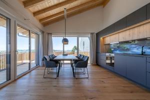 Ferienwohnung "Schlüchttalblick" mit privater Sauna, Ühlingen-Birkendorf في اولينغين-بيركيندورف: غرفة طعام مع طاولة وبعض الكراسي +22 صورة