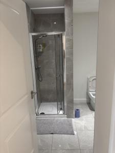 Koupelna v ubytování QUEENs STAYS BELFAST 1 bedroom apartment