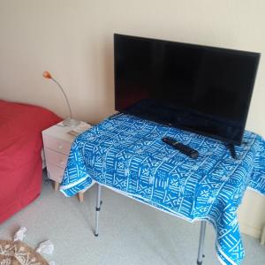 エヴルーにあるStudio équipé avec balconの薄型テレビ(テーブル付)