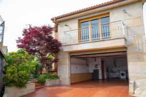 una casa con garaje abierto con en Welcome Villa O Sidrón, 