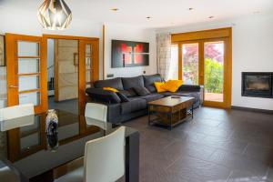 una sala de estar con un sofá y una mesa en Welcome Villa O Sidrón, 