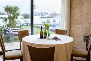 a table with two bottles of wine on top of it at Hotel Noguera El Albir in Albir