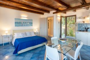 een slaapkamer met een bed en een glazen tafel bij CefalHome - TORRE in Cefalù