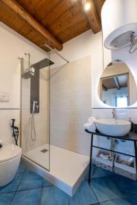 een badkamer met een wastafel en een douche bij CefalHome - TORRE in Cefalù +60 foto's