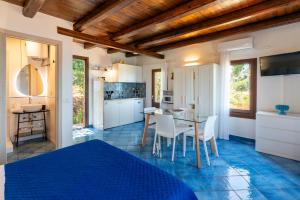 een keuken en eetkamer met een tafel en stoelen bij CefalHome - TORRE in Cefalù