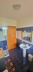 a bathroom with a tub and a sink and a mirror at Villa Corina - Appartamento Pescara vicino al mare in Pescara +18 photos