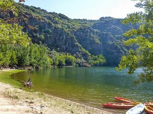 two people riding horses on the shore of a lake at Casa Rural El Montaraz de Gema in Gema