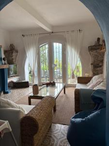 A seating area at Casa Relax, un uliveto sul mare.