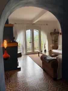 A seating area at Casa Relax, un uliveto sul mare.