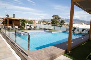 une piscine sur le toit d'un bâtiment dans l'établissement Hotel Noguera El Albir, à Albir