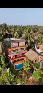 纳加奥恩veeras Homestay的棕榈树环绕的建筑的鸟瞰图