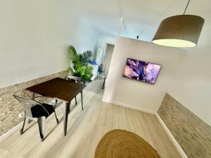 Μια τηλεόραση ή/και κέντρο ψυχαγωγίας στο Azores Pedra Apartaments A +5 φωτογραφίες