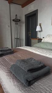 una camera da letto con un letto con asciugamani sopra di Domus Nö58 a Litomyšl