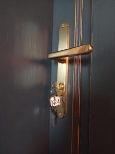 una porta con una chiave sopra con un cartello sopra di Domus Nö58 a Litomyšl