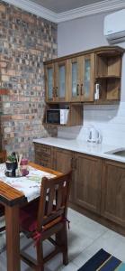 Una cocina con gabinetes de madera y una mesa de madera. en Firehouse guest suite no 3, en Wellington 4 fotos más