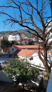 vistas a un aparcamiento con furgoneta blanca en Apartman Vuk 15, en Budva