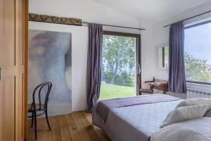 Un dormitorio con una cama y una ventana grande. en Villa Talia 4 by Massimo Villas, en Cefalú